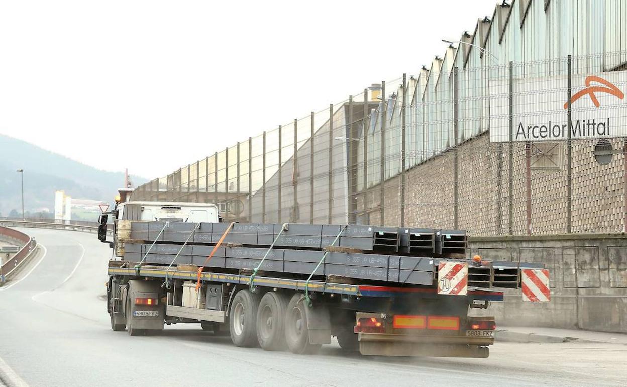 Un camión sale de la planta de ArcelorMittal en Olaberria.