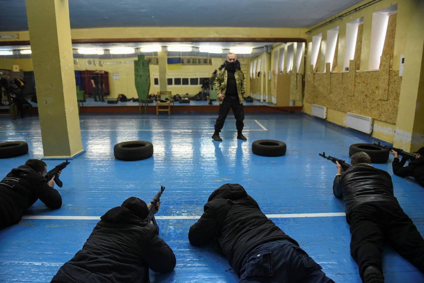 Un militar entrena a voluntarios y los prepara para la guerra.