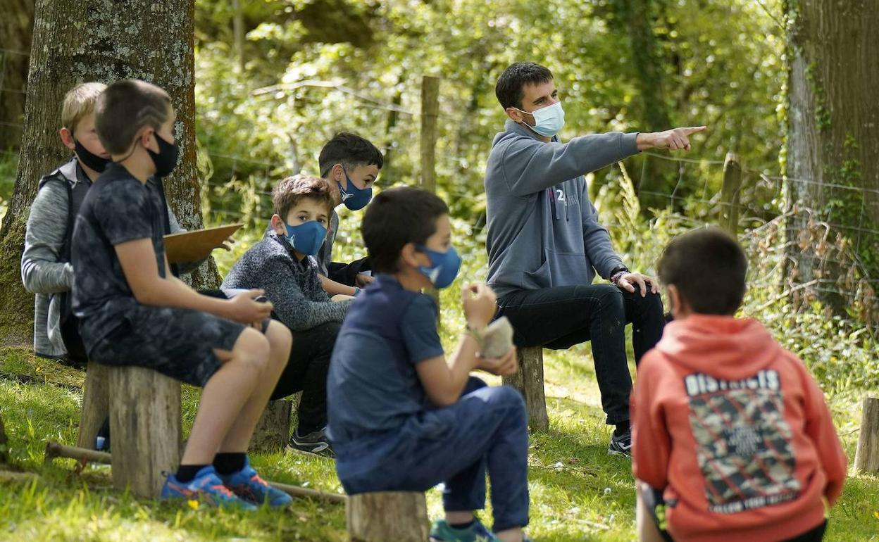 Clases en el bosque, hace un año, en la eskola txikia de Larraul que tendrá entidad propia desde el próximo año.