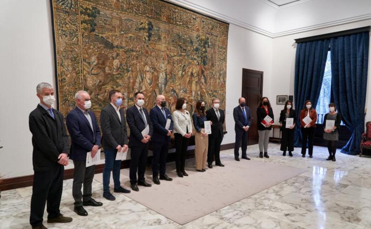 La presidenta del Parlamento Vasco, Bakartxo Tejeria, junto al presidente del Consejo de Participación de Víctimas, José Luis de la Cuesta, la consejera de Igualdad, Justicia y Políticas Sociales, Beatriz Artolazabal, y representantes de las víctimas, hoy en Vitoria. 