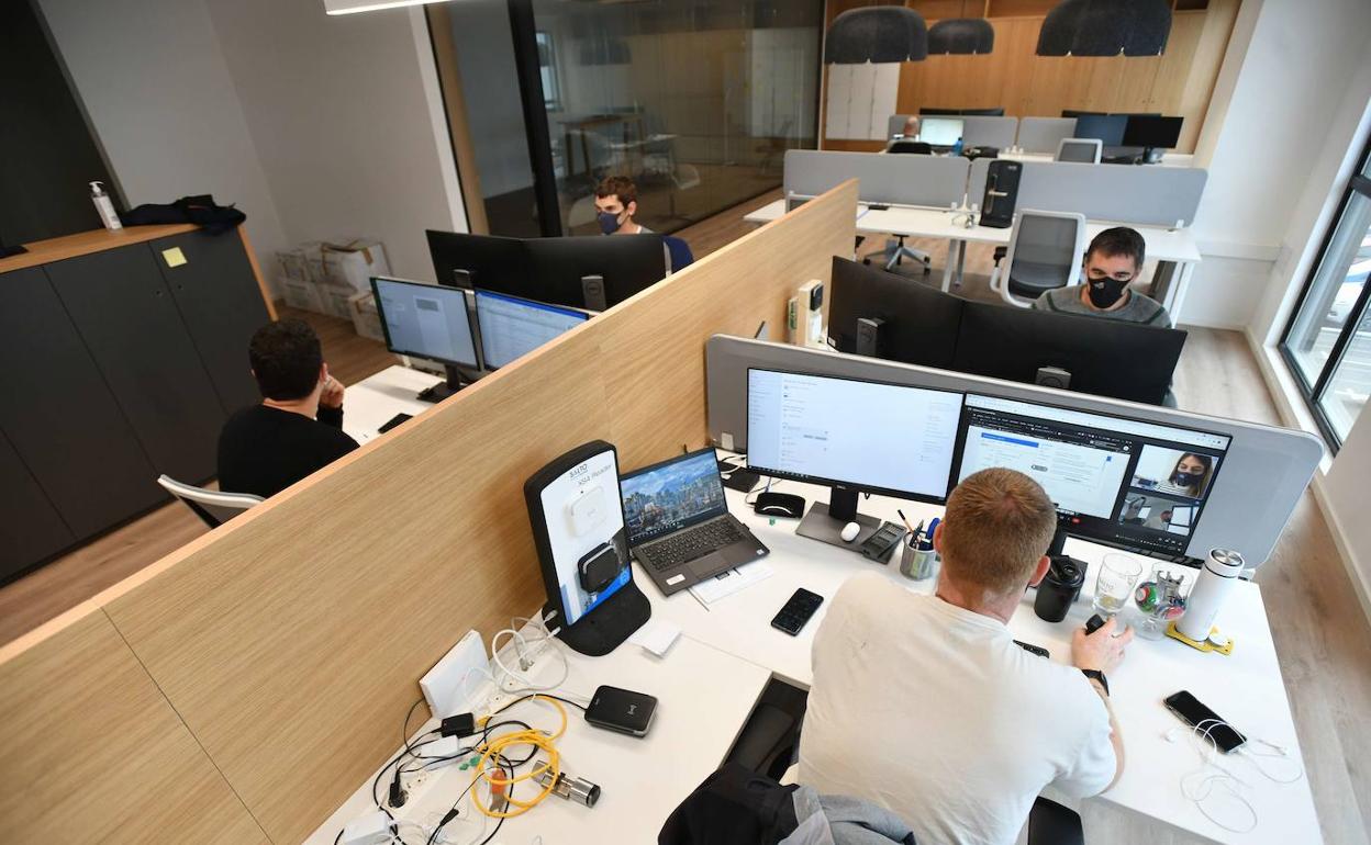 Trabajadores en sus puestos de trabajo de Salto Systems. 