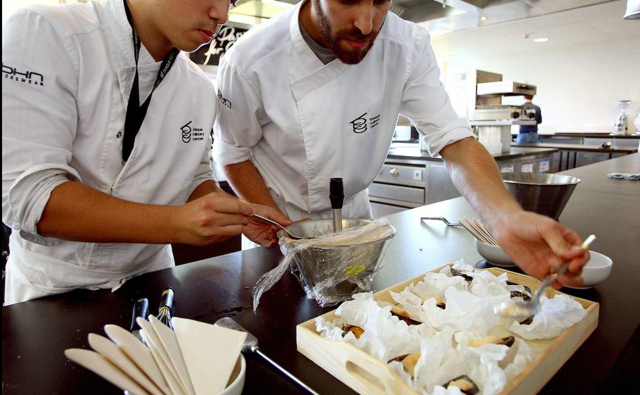En los talleres se enseña a cocinar de forma saludable.