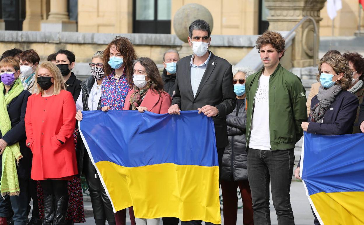 La concentación celebrada frente al Ayuntamiento de San Sebastián.