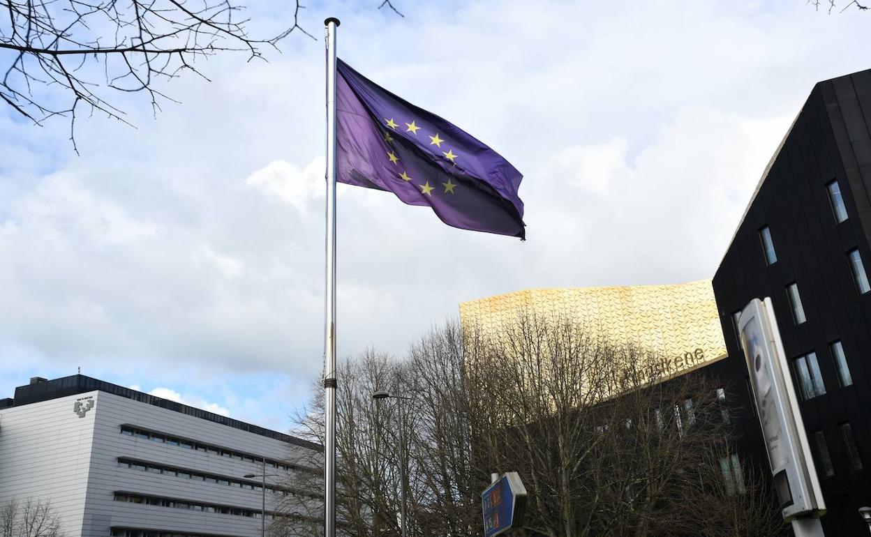 Con motivo de las celebraciones del 8-M, ha ondeado durante varios días una bandera de la Unión Europea con el fondo morado, en vez de azul. Ha sido un guiño al Día Internacional de la Mujer, en un entorno de mucha visibilidad, junto al campus universitario de la UPV y al edificio de Musikene. 