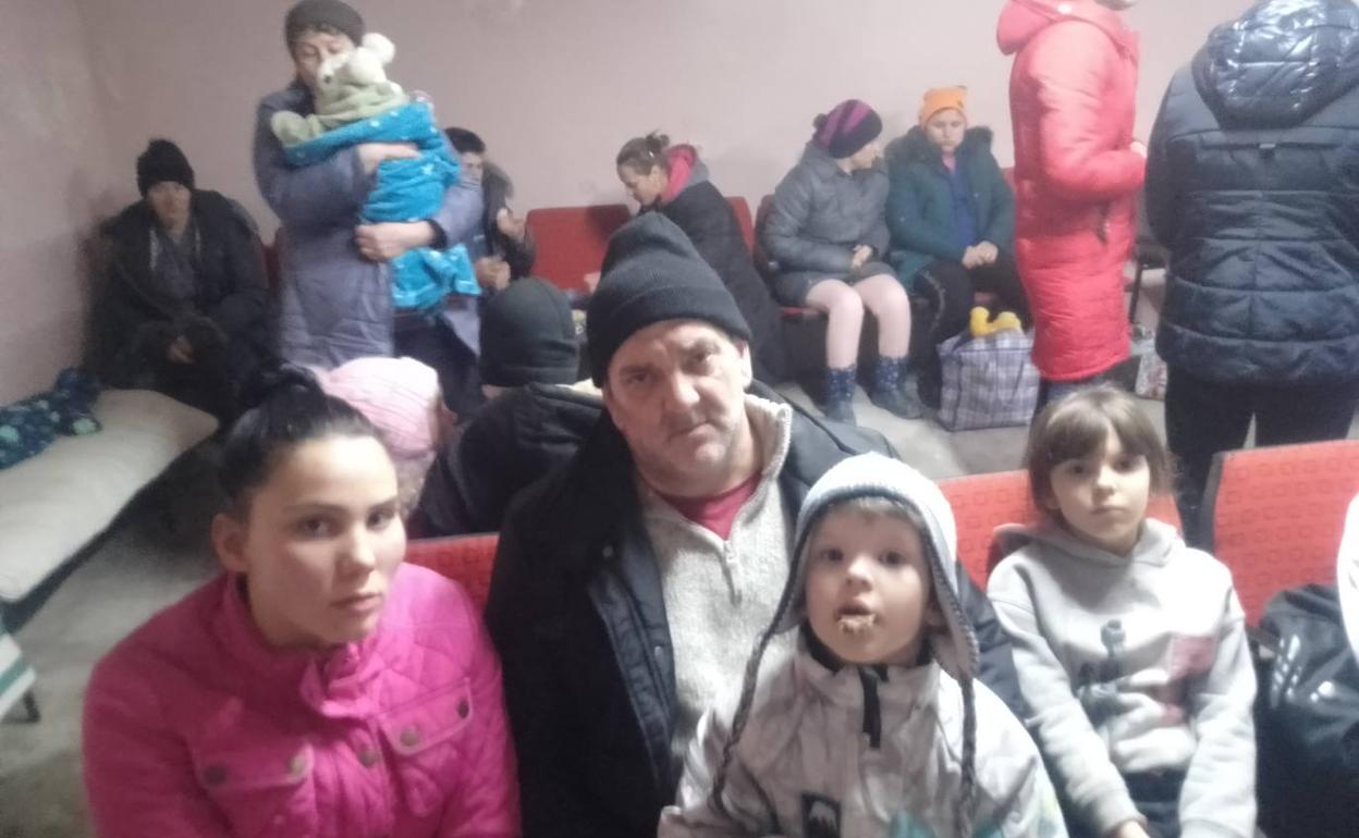 Iñaki con 3 de sus 5 hijos en el sótano que un empresario ha puesto a disposición de los vecinos y al que se han trasladado con lo puesto, algo de agua y un poco de comida.