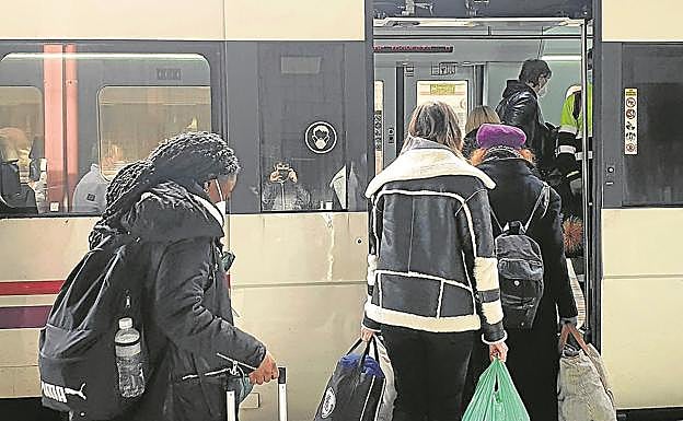 Cuatro de las mujeres se suben al tren para llegar hasta Sevilla. morondo