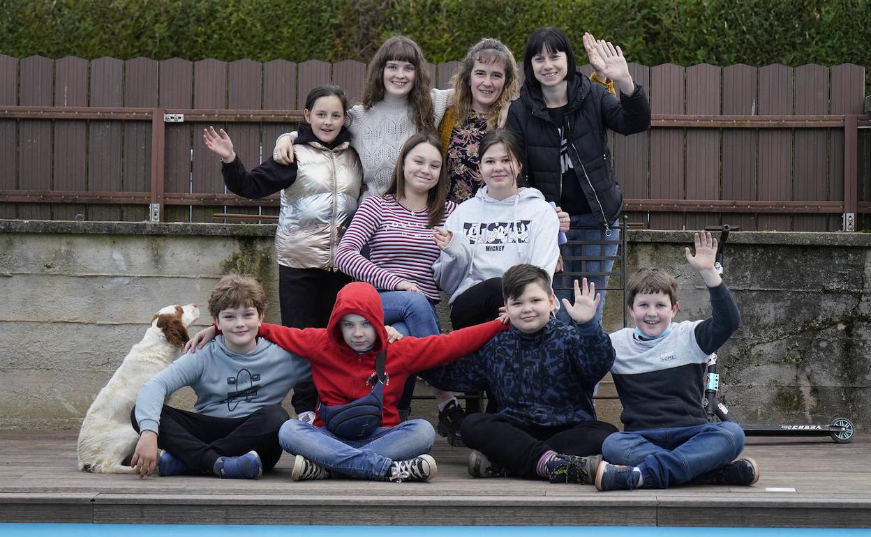Familia numerosa. Mari Jose, en el centro de la foto, posa al lado de la ucraniana Julia y rodeada de los niños de acogida.