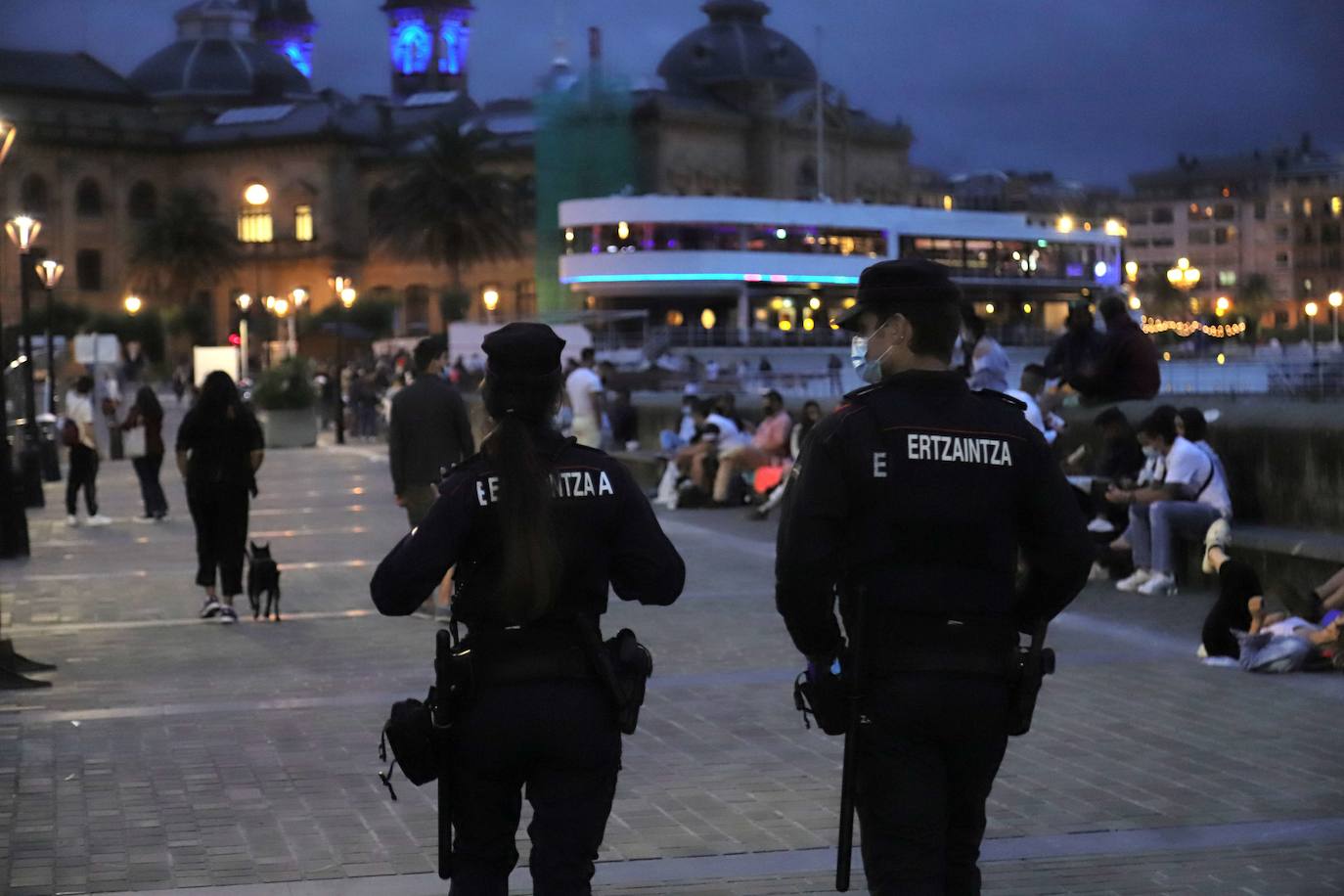 Una pareja de ertzainas patrulla por San Sebastián.