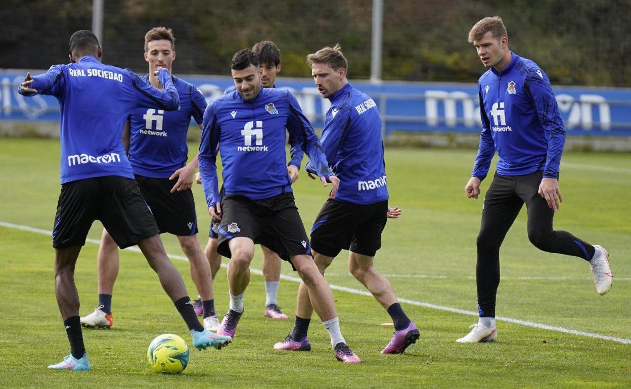 Diego Rico y Nacho Monreal, en el centro de la imagen, presionan para robar en un rondo durante el entrenamiento de Zubieta. 