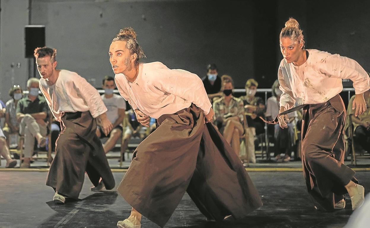 Haatik Dantza Konpainia presentará esta tarde en el Leidor 'Ur bizitan', que aúna danza, música en directo y la palabra.