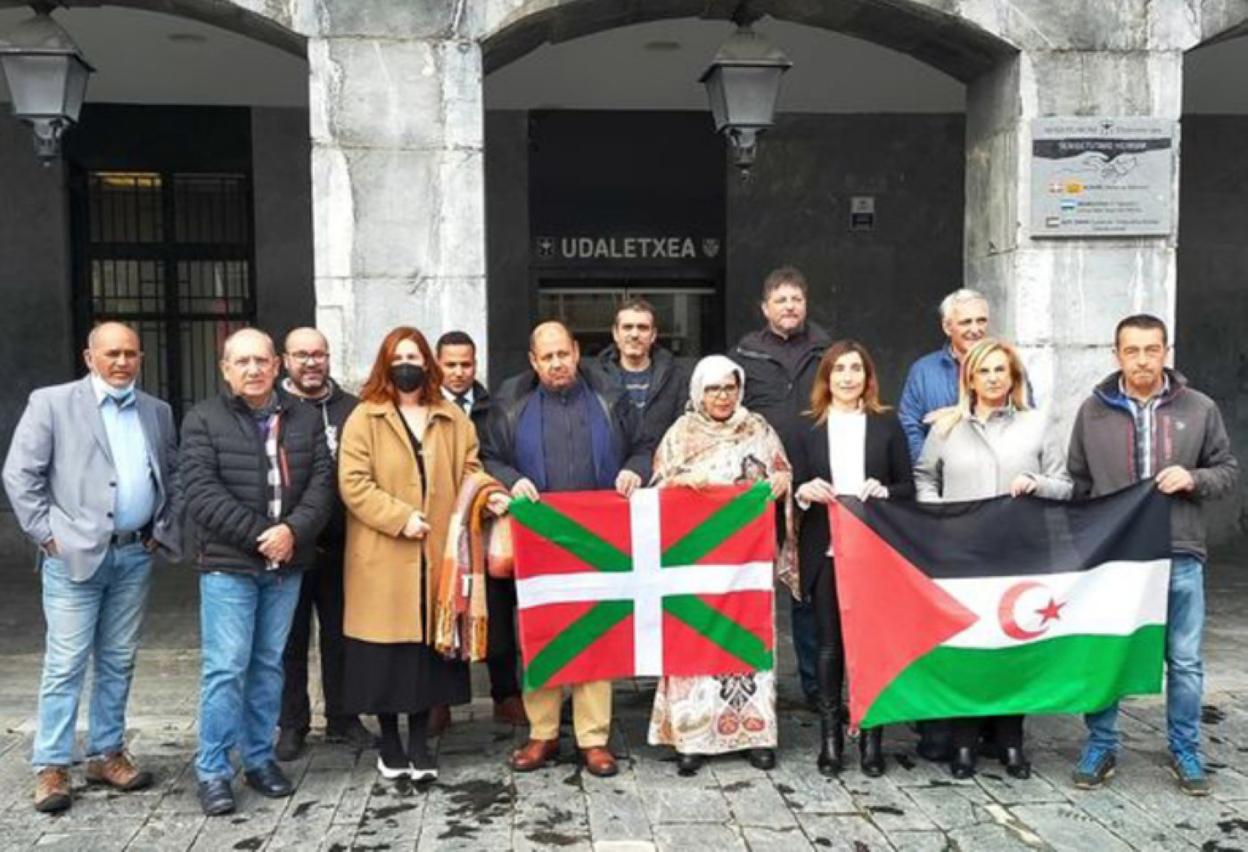 La delegación saharaui junto a representantes locales.