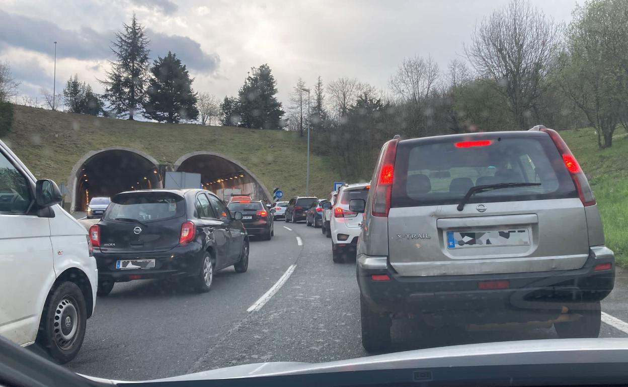 Retenciones en la Gi-20, en San sebastián, sentido Bilbao. 