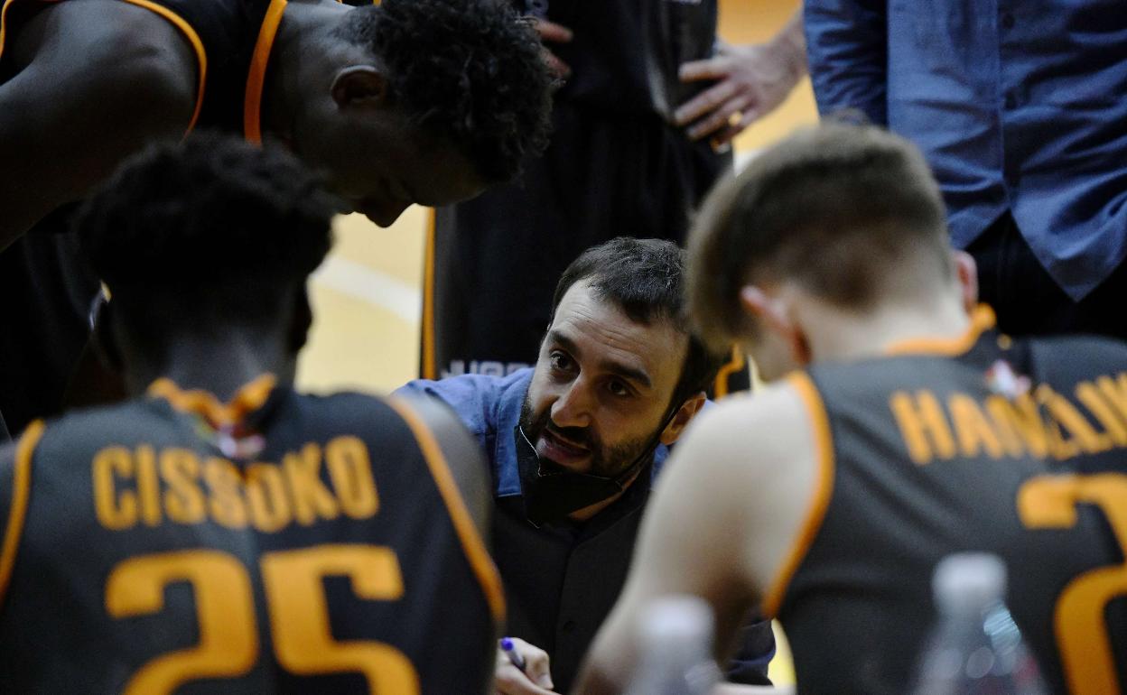 Iñaki Jiménez, durante un tiempo muerto de un partido en Azpeitia. 