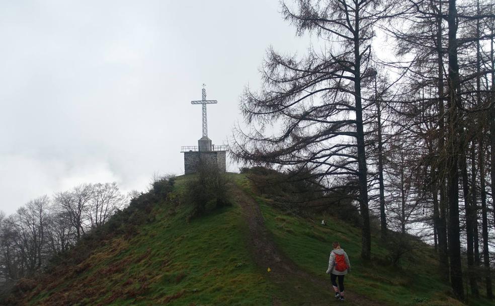 Los pinos son los encargados de cobijar a la cruz de Irimo.