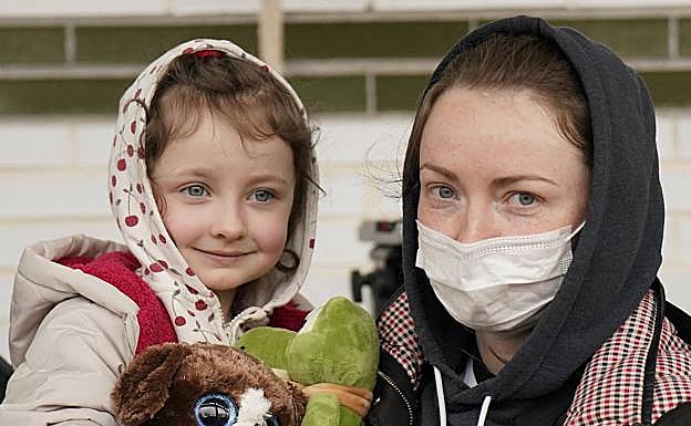Alina sostiene en brazos a su hija Zlatka, de 4 años. 