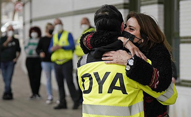 Abrazo efusivo de los voluntarios de DYA a su llegada. 