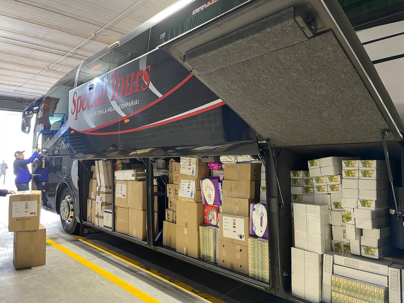 El autobús que viaja a Ucrania, cargado de material humanitario.
