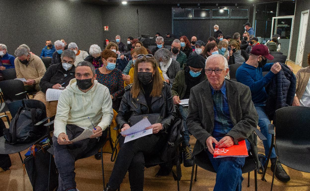 A la derecha, Joseba Azkarraga, durante la asamblea general que ha celebrado Sare en Donostia. 