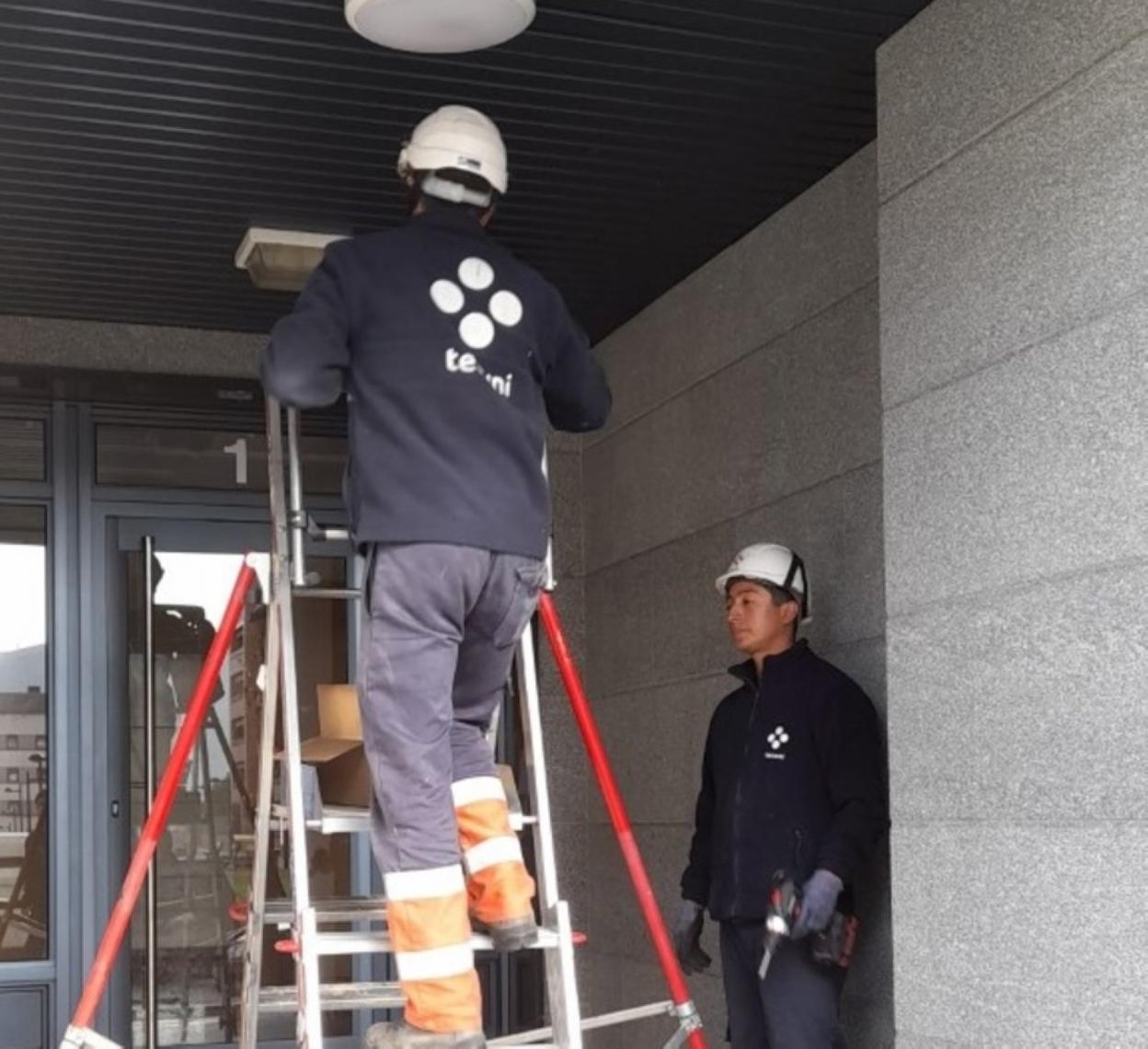 Los operarios están trabajando en los soportales de varias calles. 