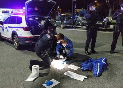 Imagen secundaria 1 - La búsqueda del desaparecido. Agentes de la Ertzaintza examinan el móvil, la chaqueta y los documentos encontrados. 