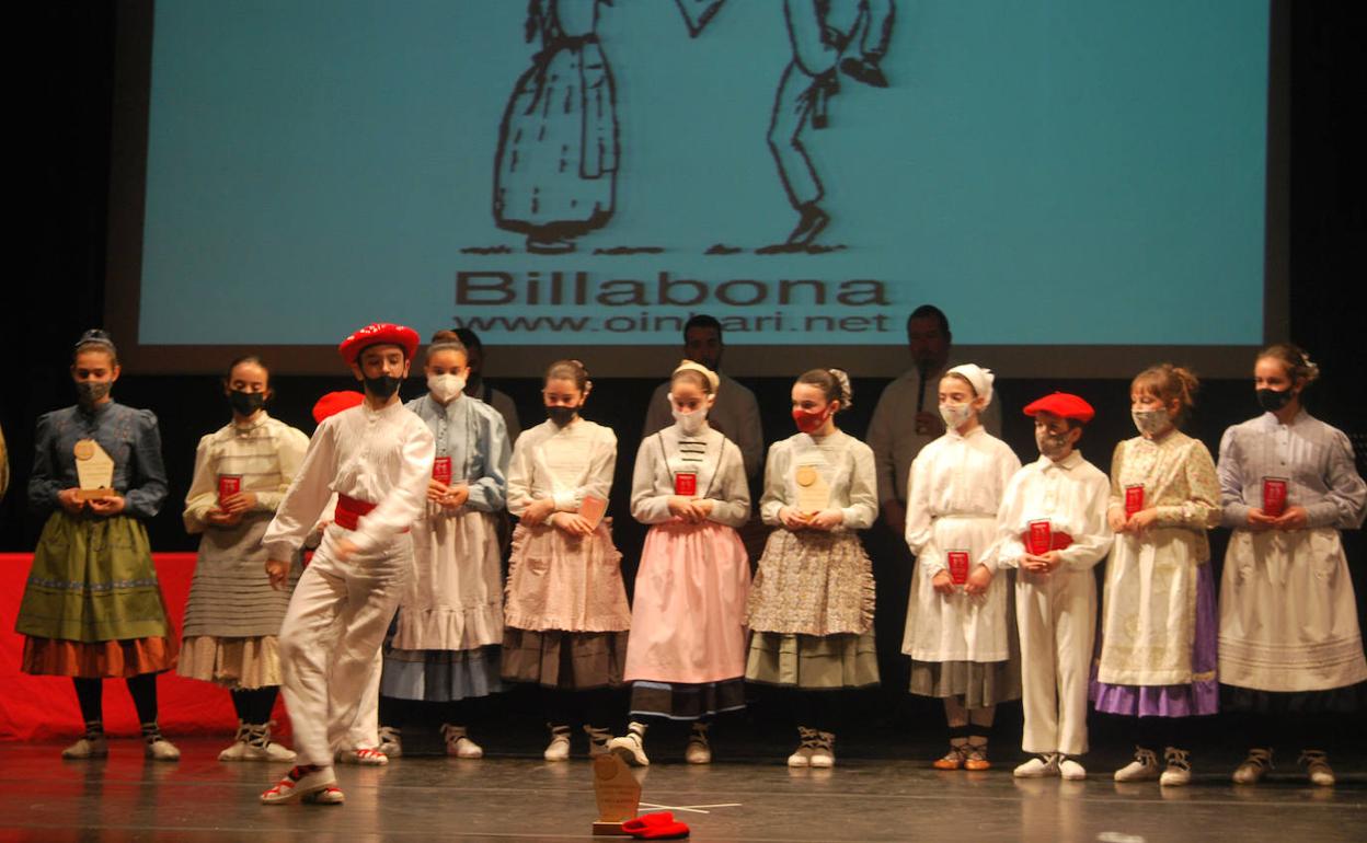 Una amplia representación de Oinkari bailará mañana.