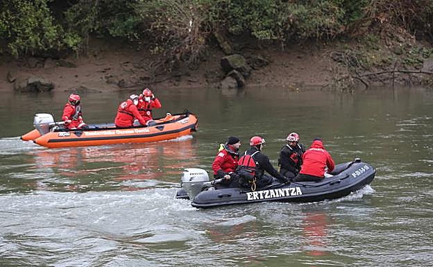 Galería. La búsqueda se ha reiniciado este domingo con tres zodiacs de la Ertzainza, la Guardia Civil y Cruz Roja 
