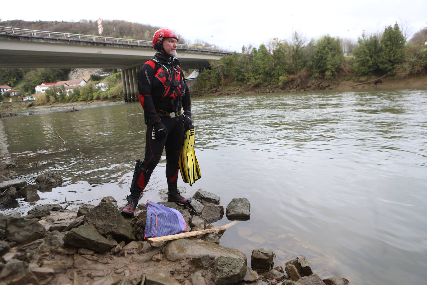 Fotos: Búsqueda de un migrante desaparecido en aguas del Bidasoa