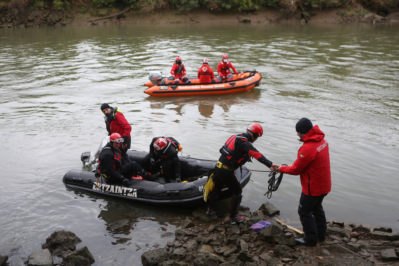 Fotos: Búsqueda de un migrante desaparecido en aguas del Bidasoa