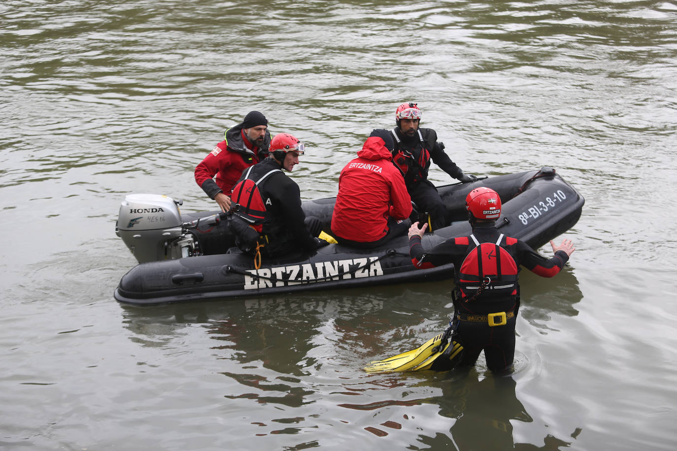 Fotos: Búsqueda de un migrante desaparecido en aguas del Bidasoa