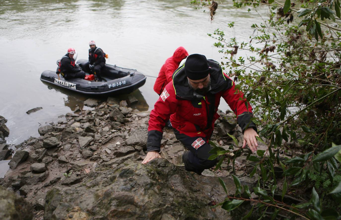 Fotos: Búsqueda de un migrante desaparecido en aguas del Bidasoa