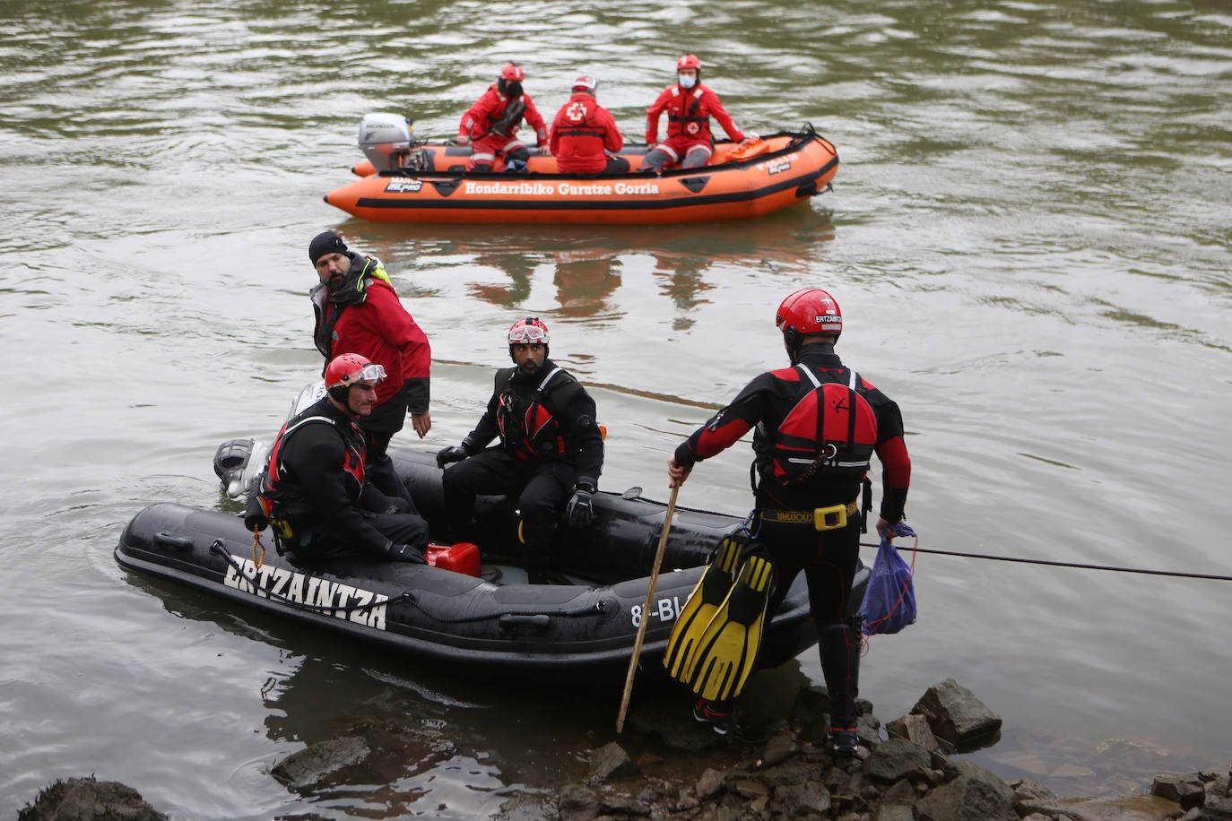 Fotos: Búsqueda de un migrante desaparecido en aguas del Bidasoa