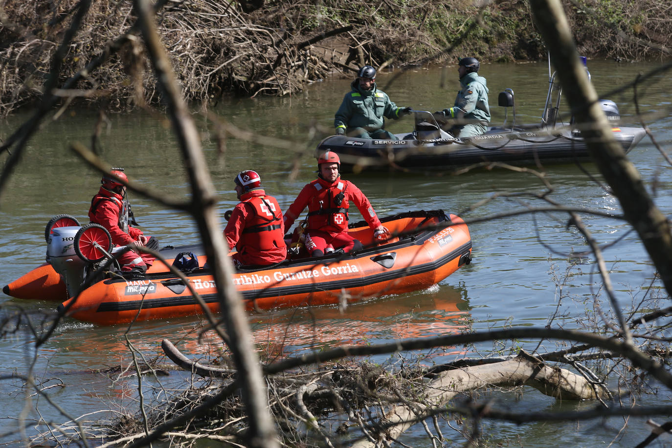 Fotos: Búsqueda de un migrante desaparecido en aguas del Bidasoa