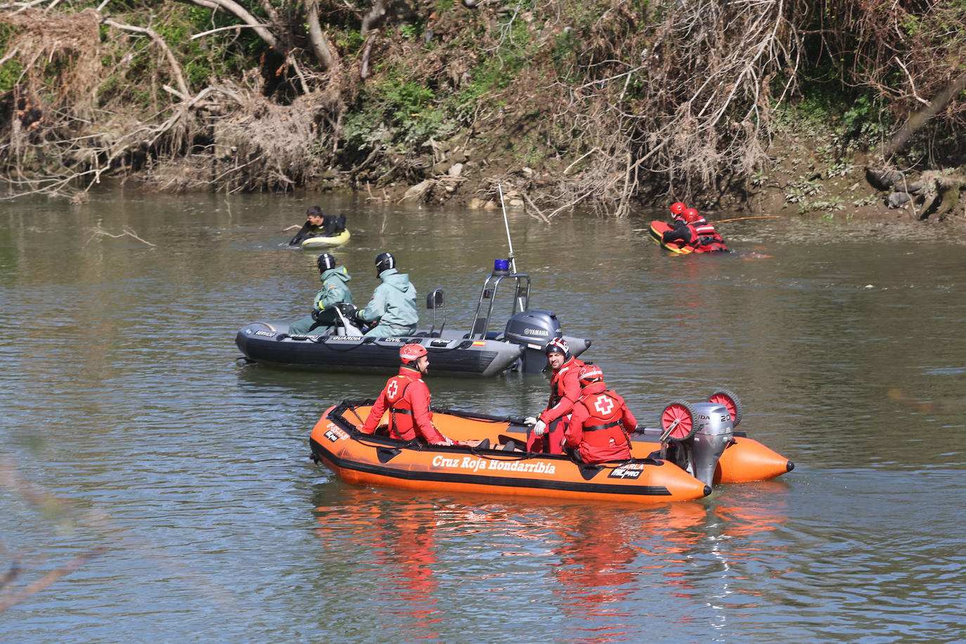 Fotos: Búsqueda de un migrante desaparecido en aguas del Bidasoa