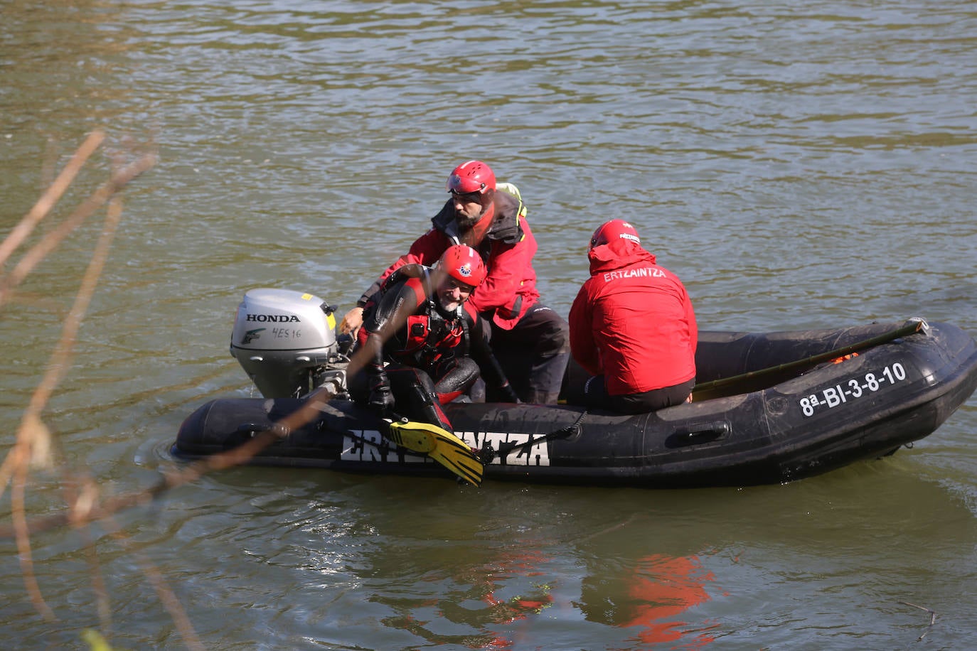 Fotos: Búsqueda de un migrante desaparecido en aguas del Bidasoa