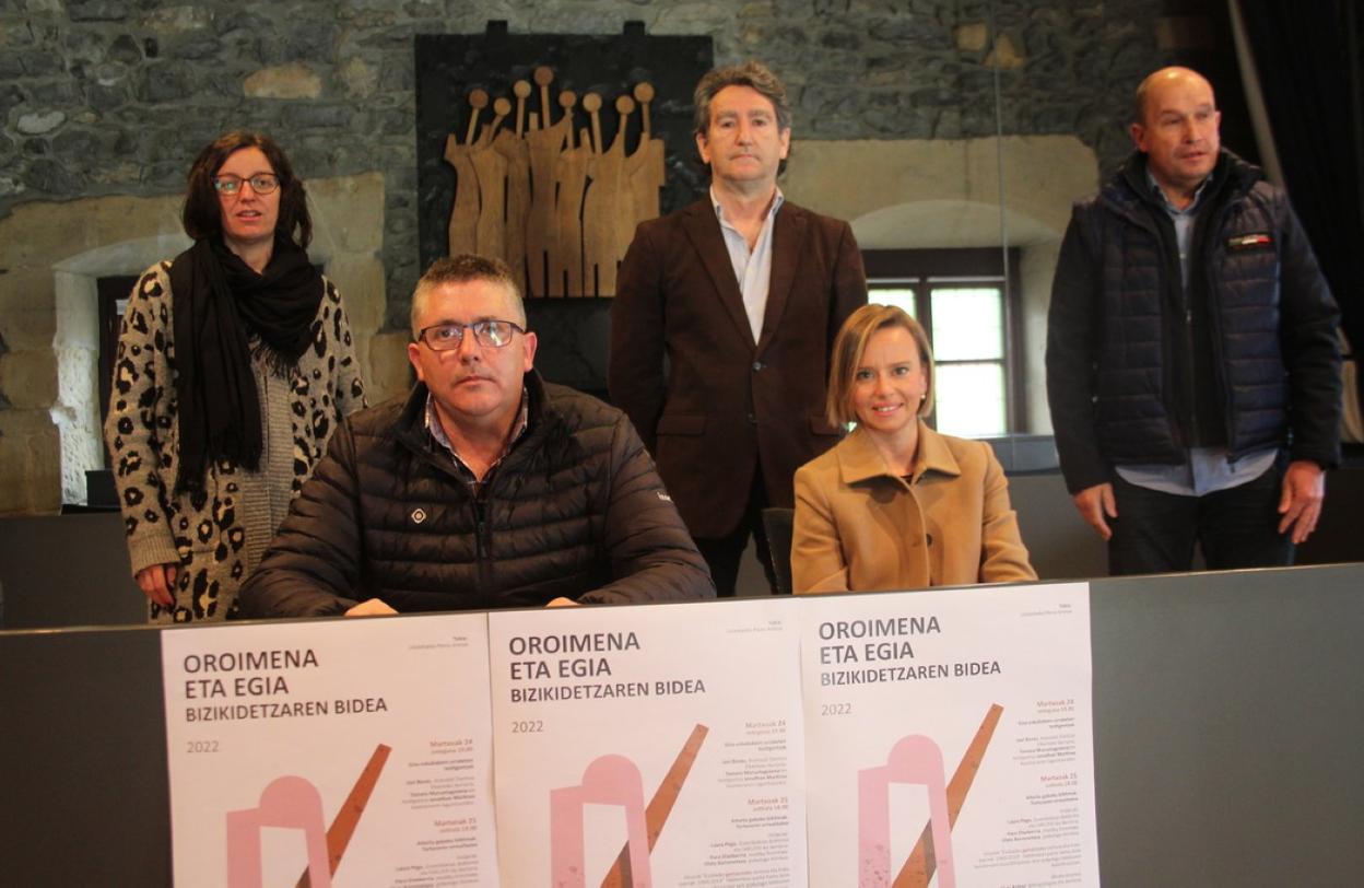 Zutik, Eneritz Arbelaitz alkateordea (EH Bildu) eta Rafael Bergaretxe (EAJ) eta Iñaki Arbelaitz (EAJ) zinegotziak. Mahaian, Jexux Leonet alkatea (EH Bildu) eta Janire Mitxelena (EAJ) zinegotzia. 