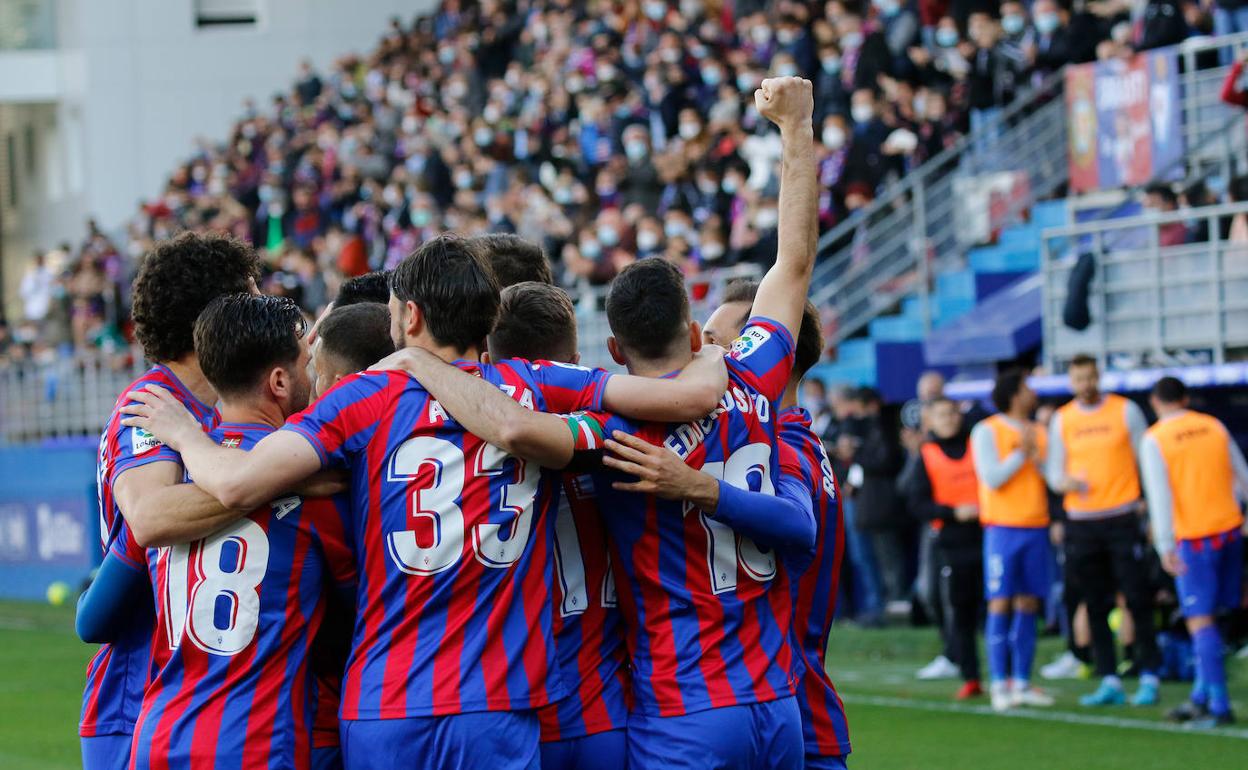 Los jugadores del Eibar celebran el gol.