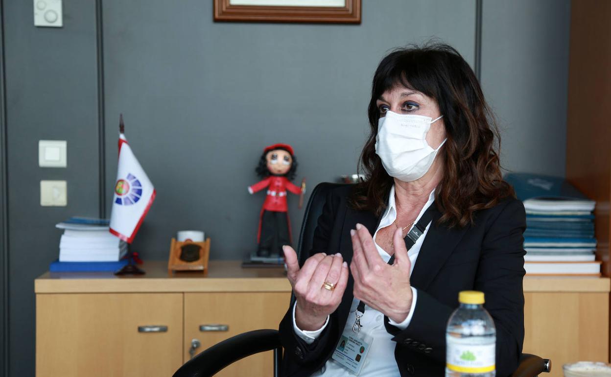 Victoria Landa en su despacho durante la entrevista.