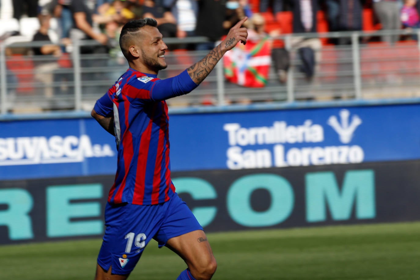 Fotos: El Eibar sigue en lo más alto de la tabla