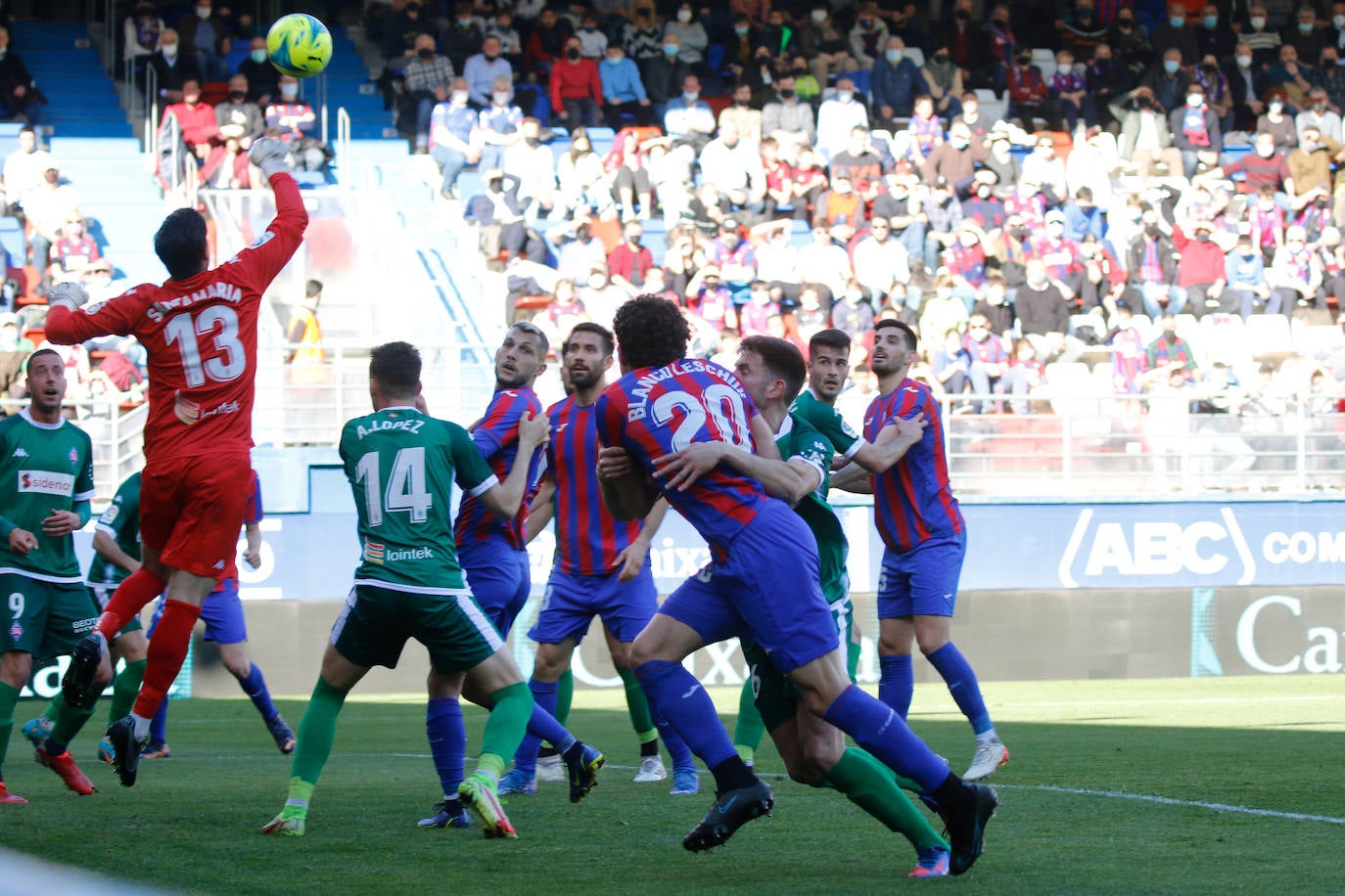 Fotos: El Eibar sigue en lo más alto de la tabla