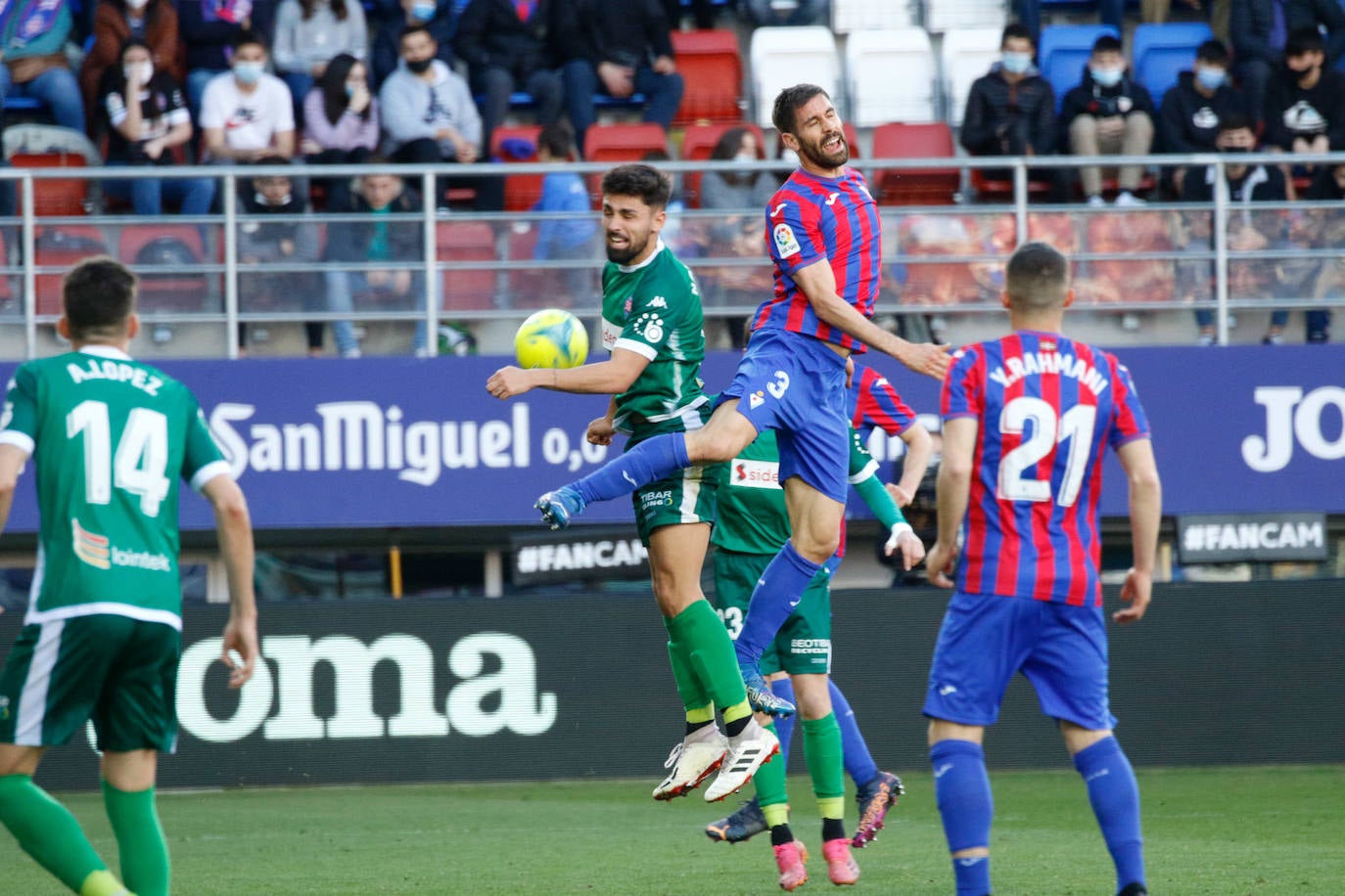 Fotos: El Eibar sigue en lo más alto de la tabla