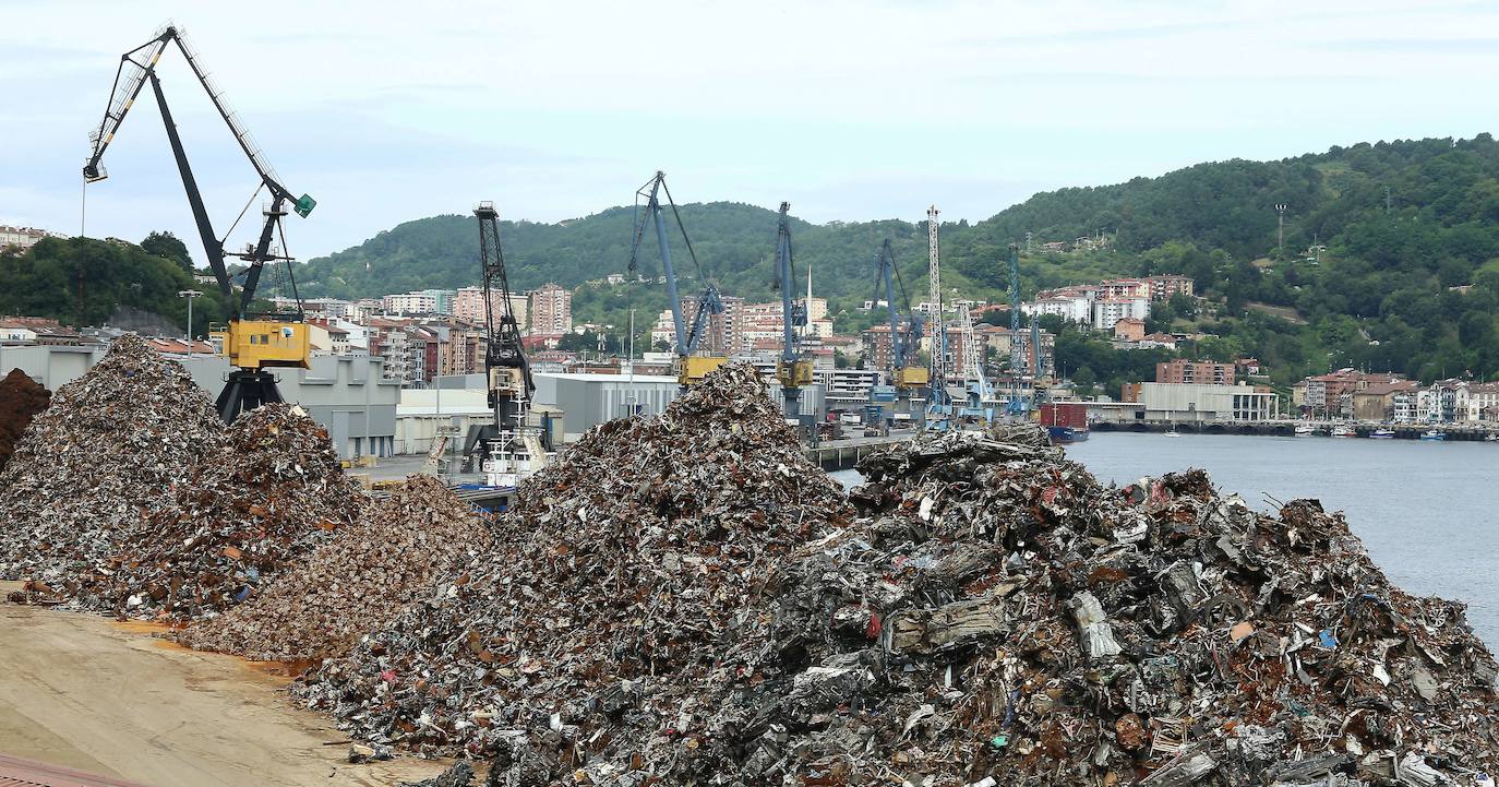 Montaña de chatarra en el Puerto de Pasaia el pasado año.