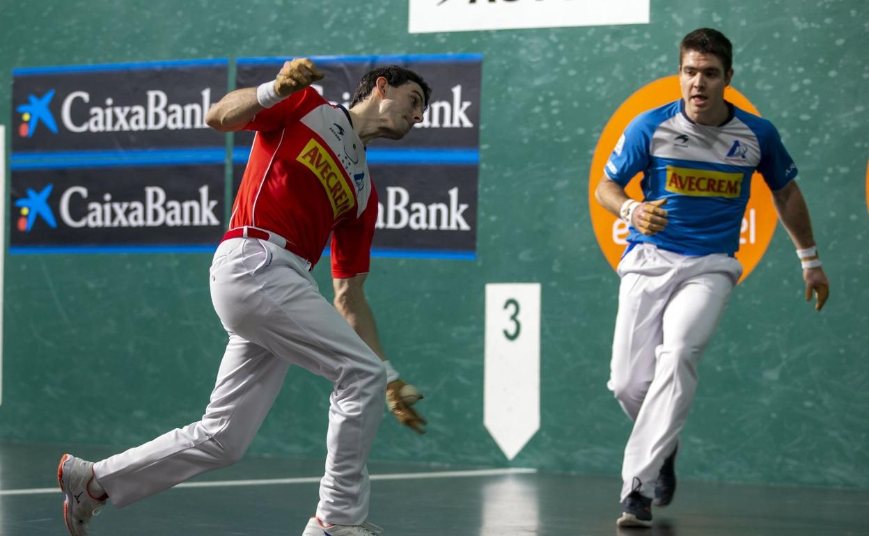 Jokin Altuna lleva una pelota de zurda ante Iker Irribarria el sábado en el Labrit de Pamplona. 