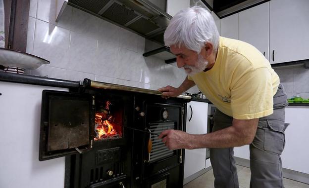 «Enciendo la leña y así nos calentamos. Pero esa no es la solución, es solo un parche»