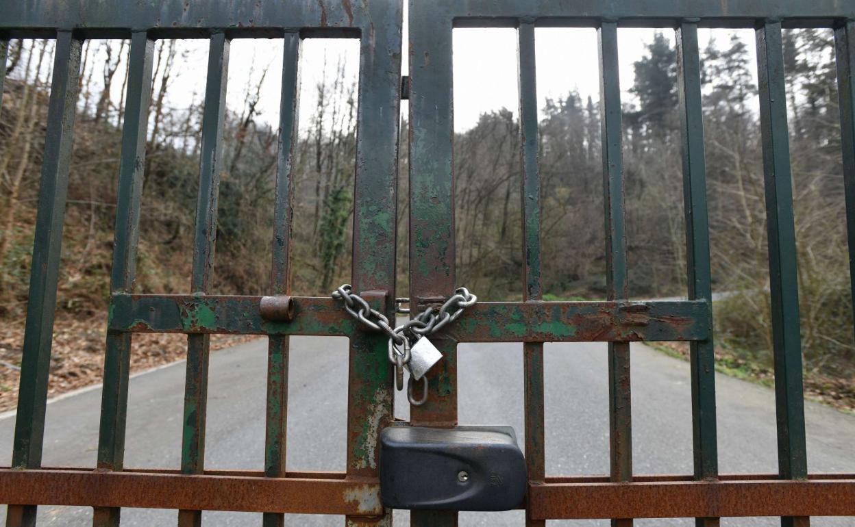 La entrada al vertedero Epele, candada, volverá a abrirse para acoger residuos industriales no peligrosos hasta su colmatación. 