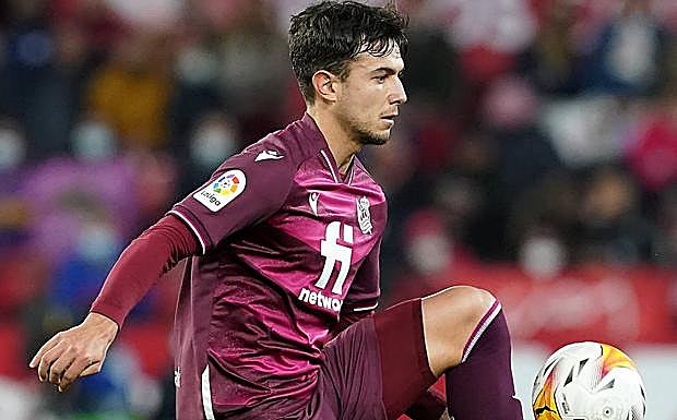 Zubimendi controla un balón. 