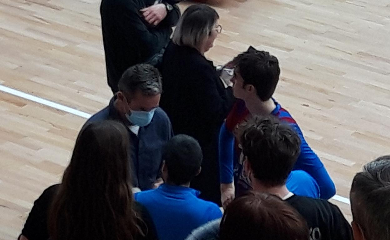 Iñaki Urdangarin bajó a la cancha a saludar a su hijo Pablo.