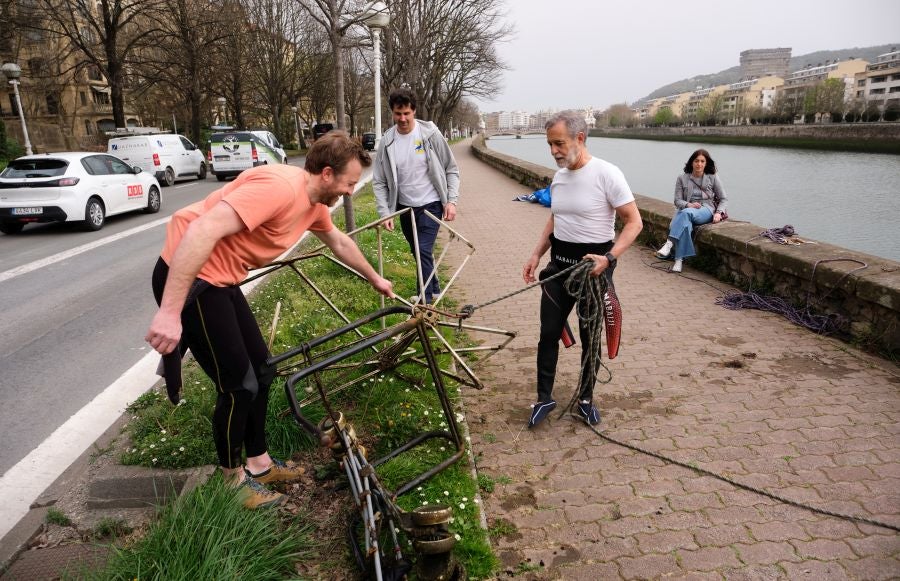 Fotos: El PP de San Sebastián denuncia la basura que hay en el Urumea