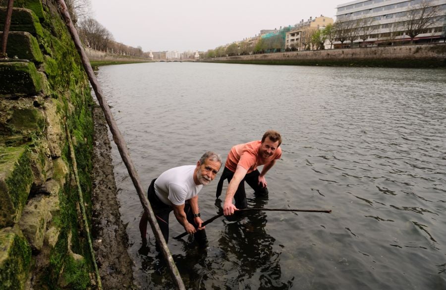 Fotos: El PP de San Sebastián denuncia la basura que hay en el Urumea