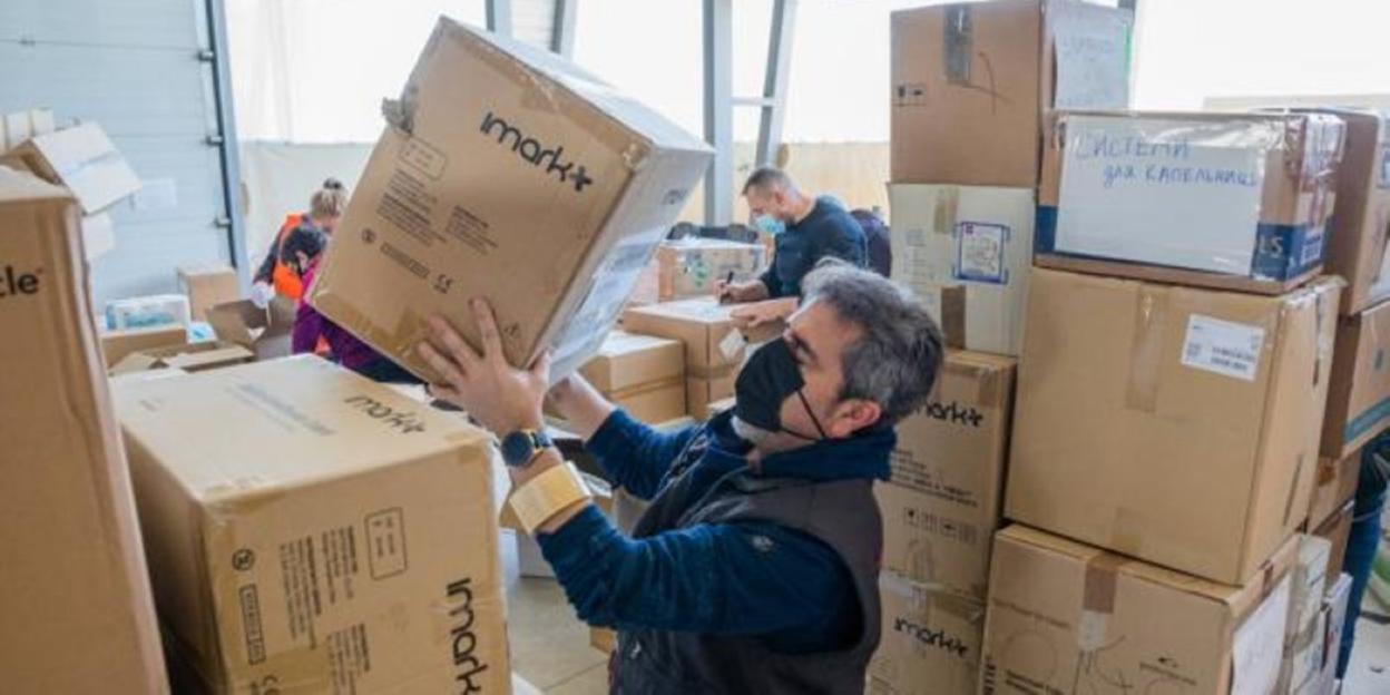 El voluntario Luki San Miguel organiza las cajas de material sanitario en el pabellón de Júndiz. 