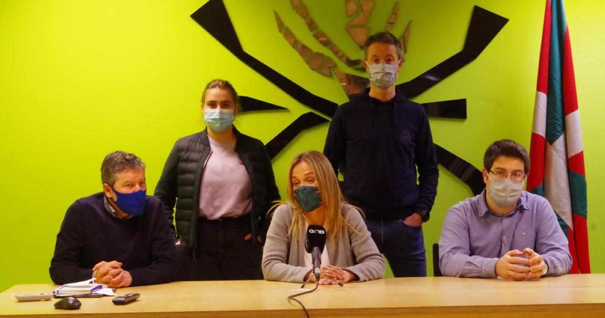 La candidata y alcaldesa, Leire Artola, junto al presidente de la Junta Municipal del PNV, Aitor Aldasoro y otros miembros de la misma, ayer al atardecer en el acto de presentación en el batzoki. 